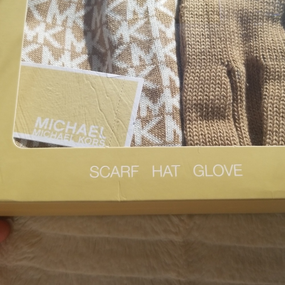 🧤🧣NIB MICHAEL KORS SET🧤🧣🧤 - Picture 3 of 8